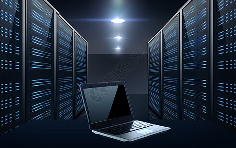 互联网覆盖数据库,计算未来的技术笔记本电脑与空白黑屏服务器室背景服务器机房背景上的笔记本电脑背景