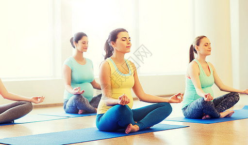 怀孕,运动,健身,人健康的生活方式群快乐的孕妇健身房锻炼瑜伽冥想莲花姿势快乐的孕妇健身房锻炼瑜伽图片