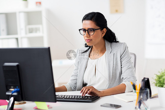 商业,人技术女商人笔记本电脑办公室工作笔记本电脑的女商人办公室工作图片