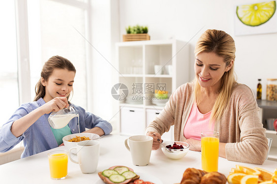 食物,健康饮食,家庭人的快乐的母亲女儿家里的厨房吃早餐幸福的家庭家里的厨房吃早餐图片