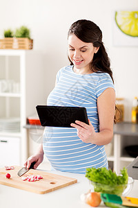 健康饮食,怀孕人的孕妇用平板电脑烹饪蔬菜沙拉家厨房孕妇家用平板电脑饭图片