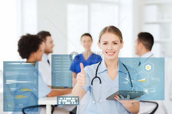 医学,医疗,技术人的快乐的女医生与平板电脑超过医疗会议医院竖大拇指的手势医生诊所用平板电脑大拇指图片