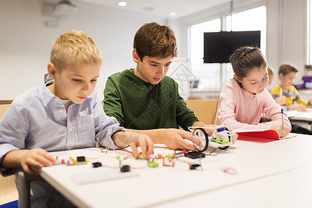 教育,儿童,技术,科学人的群快乐的孩子机器人学校的课上建造机器人快乐的孩子们机器人学校建造机器人图片