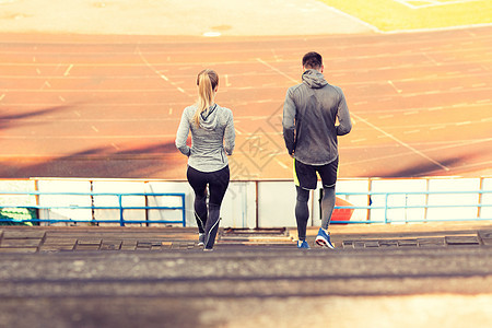 健身,运动,锻炼生活方式的夫妇体育场楼下跑步夫妇体育场楼下跑步图片