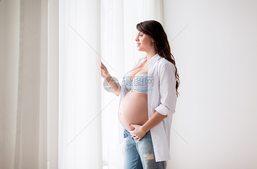 怀孕 母亲 人期望的快乐的孕妇 大肚腩透过窗户看家快乐的孕妇家里大肚子高清图片下载 正版图片 摄图网 怀孕 母亲 人期望的快乐的孕妇 大肚腩透过窗户看家快乐的孕妇家里大肚子高清图片下载 正版图片 摄图网