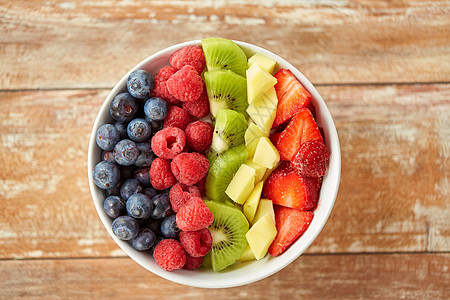 健康的饮食食物水果浆果碗木桌上把水果浆果关碗里图片