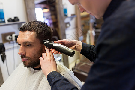 美容,发型人的男人理发师理发师与修剪头发理发店男人理发师沙龙剪头发图片