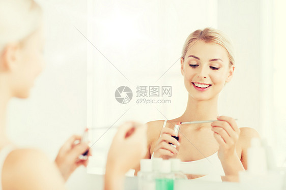 美容,化妆,化妆品,早上人的微笑的轻女人与口红喷头,化妆镜子家里的浴室女人涂口红浴室化妆图片