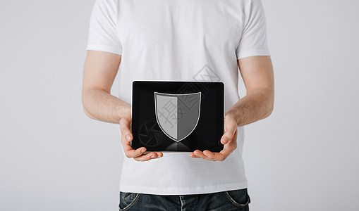 人,互联网安全网络保护人与虚拟程序屏蔽图标平板电脑电脑屏幕上的灰色背景平板电脑上防病程序图标的人图片