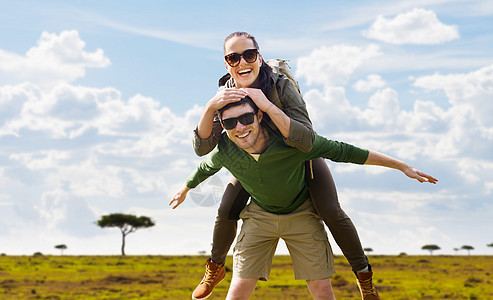 幸福的夫妇在非洲热带草原玩得很开心图片