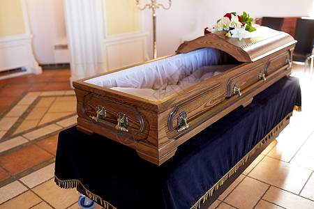 葬礼哀悼教堂里的木制棺材教堂葬礼上的棺材图片