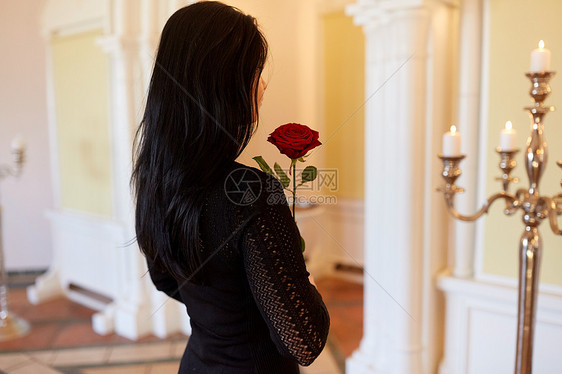 葬礼,人哀悼的悲伤的女人带着红玫瑰教堂的葬礼上悲伤的女人带着红玫瑰教堂的葬礼上图片
