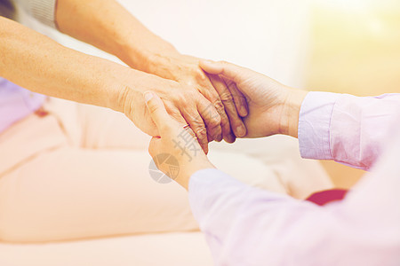 人,龄,家庭,照顾支持的密切的老轻妇女牵手老轻妇女的手图片
