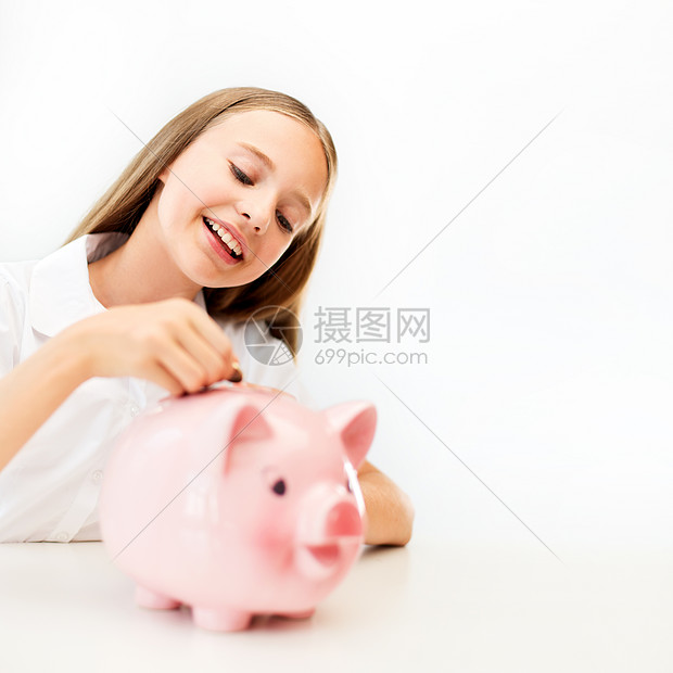 ‘~人们,储蓄财务快乐的微笑小姐姐把硬币放进储蓄罐快乐微笑的小姐姐把硬币放进储蓄罐  ~’ 的图片