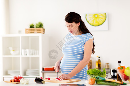 健康饮食,怀孕人的孕妇烹饪切菜家厨房孕妇家煮蔬菜图片