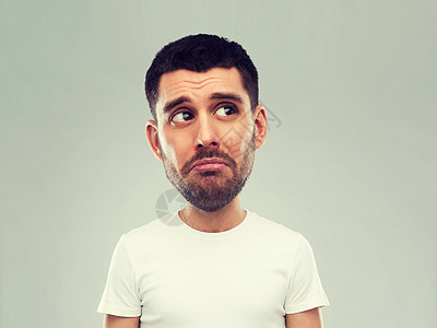 部表情人的悲伤的轻人穿着白色t恤灰色背景上仰望趣的卡通风格人物与
