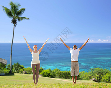 健身,运动人的快乐的夫妇瑜伽冥想异国情调的自然背景与棕榈树海洋快乐的夫妇海滩上瑜伽练图片
