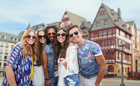 旅游,旅游人的微笑的轻嬉皮朋友自拍由单足法兰克福的主要城市街道背景快乐的嬉皮士朋友法兰克福自拍图片