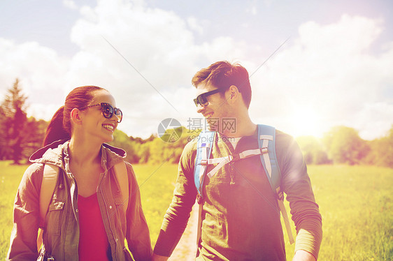 旅行,徒步旅行,背包旅行,旅游人们的快乐的夫妇,背包牵着手,沿着乡间道路走户外快乐的夫妇带着背包户外徒步旅行图片
