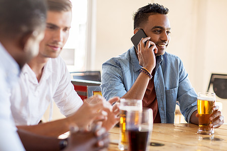 人,技术沟通快乐的人打电话给智能手机,朋友酒吧酒吧喝啤酒男人打电话