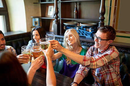 人,休闲,友谊庆祝的快乐的朋友酒吧酒吧喝生啤酒碰杯快乐的朋友酒吧酒吧喝啤酒图片