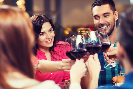 休闲,庆祝,饮料,人假日的快乐的夫妇朋友餐厅碰杯酒朋友们餐馆碰杯酒图片