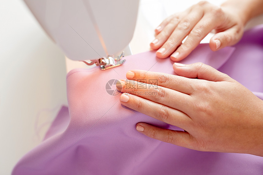人,缝纫裁缝裁缝妇女与缝纫机缝纫物工作室裁缝女人用缝纫机缝制物图片