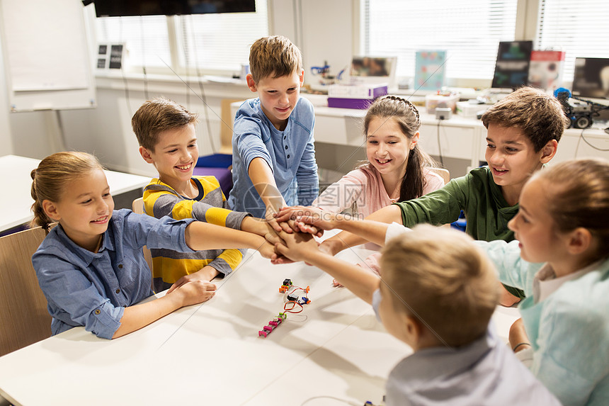 ‘~教育,儿童,技术,科学人的群快乐的孩子机器人课上建造机器人,并手拉手快乐的孩子机器人学校牵手  ~’ 的图片