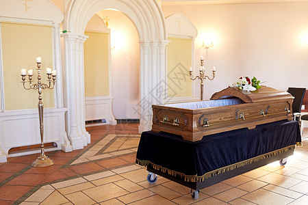 葬礼哀悼基督教正统教会的木制棺材东正教葬礼上的木制棺材图片