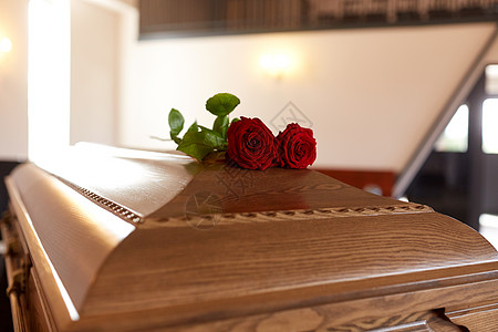 葬礼哀悼教堂木制棺材上的红玫瑰花教堂木制棺材上的红玫瑰花图片