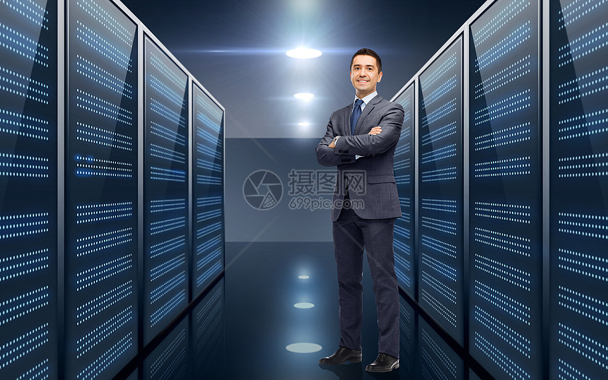 商业,人技术微笑的商人穿西装服务器室的背景微笑的商人服务器房间的背景图片