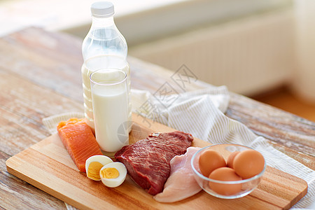 天然食物,健康饮食蛋白质饮食生肉片,鱼,牛奶鸡蛋木桌上木制桌子上的天然蛋白质食物图片