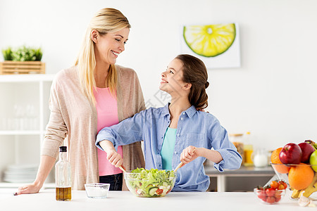 食物,健康饮食,家庭人的快乐的母亲女儿家里厨房饭蔬菜沙拉快乐的家庭烹饪沙拉家厨房图片