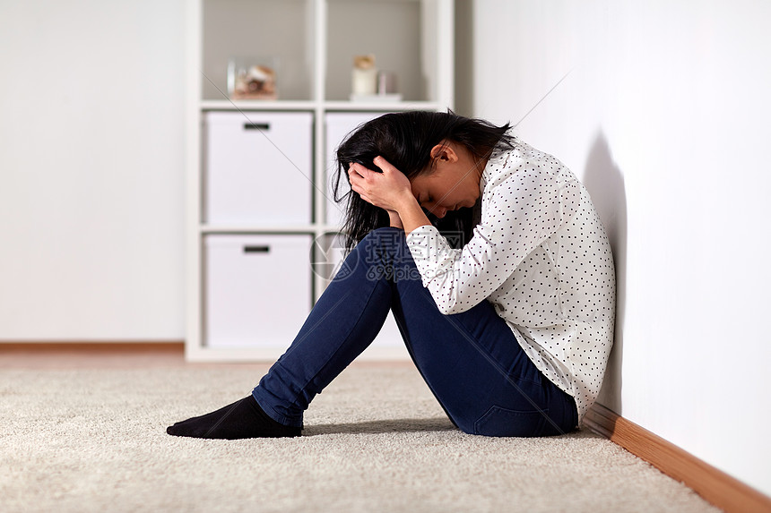 人们,悲伤的快乐的女人坐地板上哭家里幸的女人家地板上哭