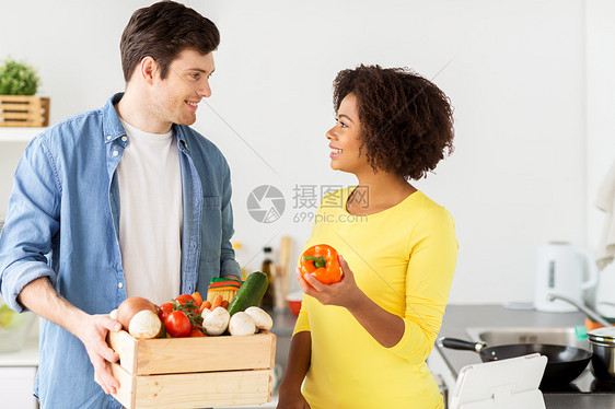 人们,烹饪健康的饮食幸福的夫妇与盒食物家里厨房幸福的夫妇家里厨房健康的食物图片