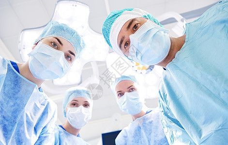 外科,医学人的群外科医生手术室里看着镜头医院手术室的外科医生小图片