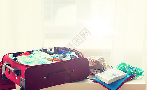 暑假,旅游,旅游物品的旅行袋与衣服东西用衣服东西旅行袋图片