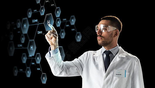 科学,化学人的男医生科学家穿白色外套安全眼镜触摸虚拟投影的化学配方黑色背景戴化学配方护目镜的科学家图片