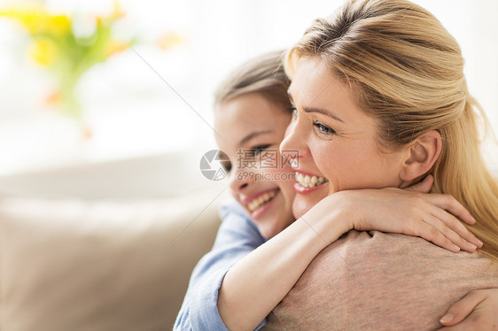 人家庭的快乐的微笑女孩母亲家幸福微笑的家人家里拥抱图片
