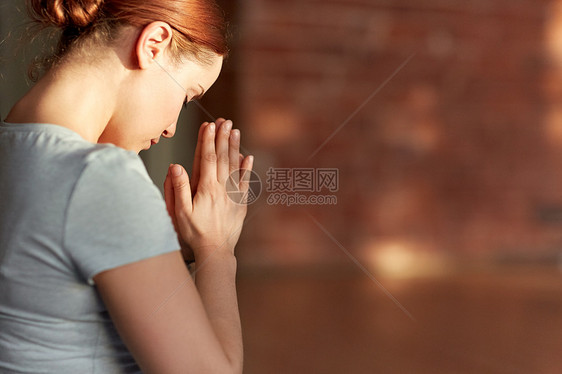 宗教信仰人的女瑜伽工作室冥想的特写女冥想瑜伽工作室图片