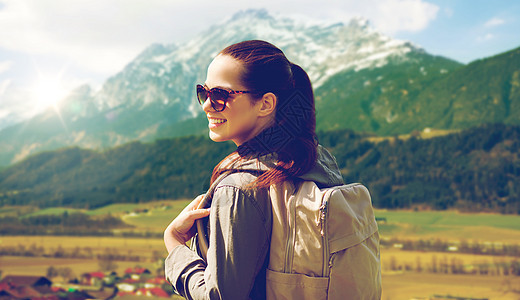 旅行,旅游人的快乐的轻女人背包阿尔卑斯山的背景快乐的女人带着背包高地旅行图片