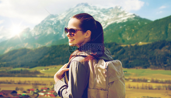 旅行,旅游人的快乐的轻女人背包阿尔卑斯山的背景快乐的女人带着背包高地旅行图片