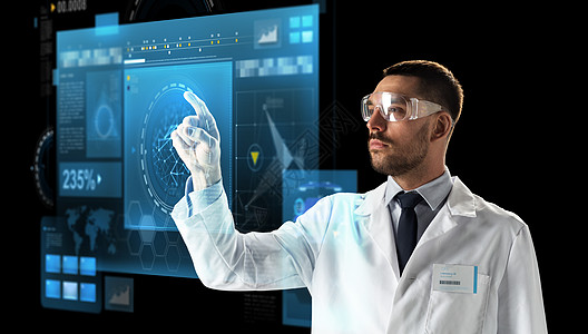 科学,未来技术人的男医生科学家穿着白色外套安全眼镜触摸虚拟屏幕的黑色背景带虚拟屏幕的护目镜的医生科学家图片