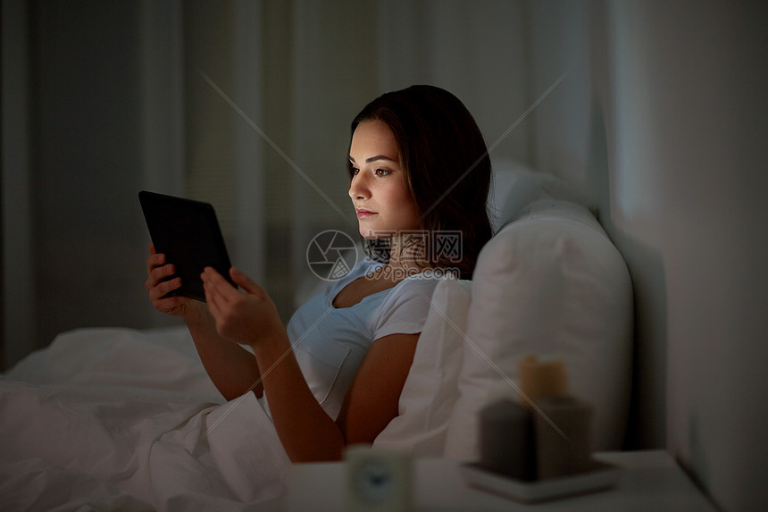 ‘~技术,互联网,通信人的轻的妇女与平板电脑电脑床上的家庭卧室晚上轻的表妹家里卧室的床上平板电脑  ~’ 的图片