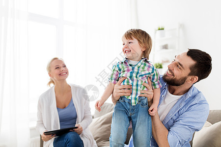 家庭,收养人的快乐的孩子与父母家家幸福的家庭图片