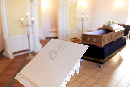 葬礼哀悼的教堂里站立部落棺材教堂里站着牧师棺材图片