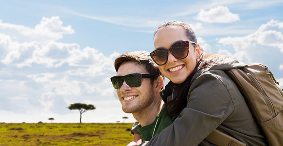 旅行,旅游人的幸福的夫妇戴着太阳镜,背包非洲热带草原背景下旅行幸福的夫妇背包非洲旅行图片