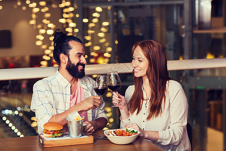 休闲,饮食,食物饮料,人假日的微笑的夫妇餐厅吃饭喝红酒夫妇餐厅用餐喝酒图片