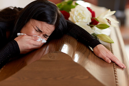 人们哀悼的教堂的葬礼上带着棺材的哭泣的女人棺材的女人教堂的葬礼上哭图片