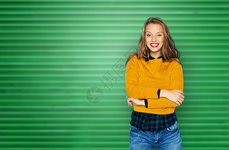人,风格时尚快乐的轻女人少女穿着休闲服装绿色肋墙背景穿着休闲衣服的快乐的轻女人少女图片